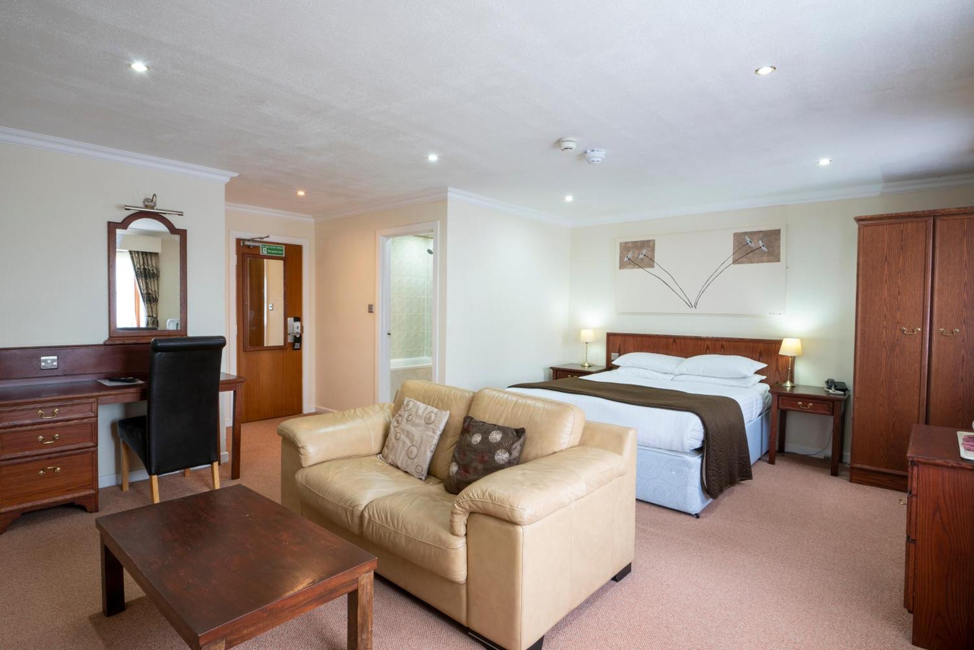 Beaufort Park Hotel Mold Exteriér fotografie